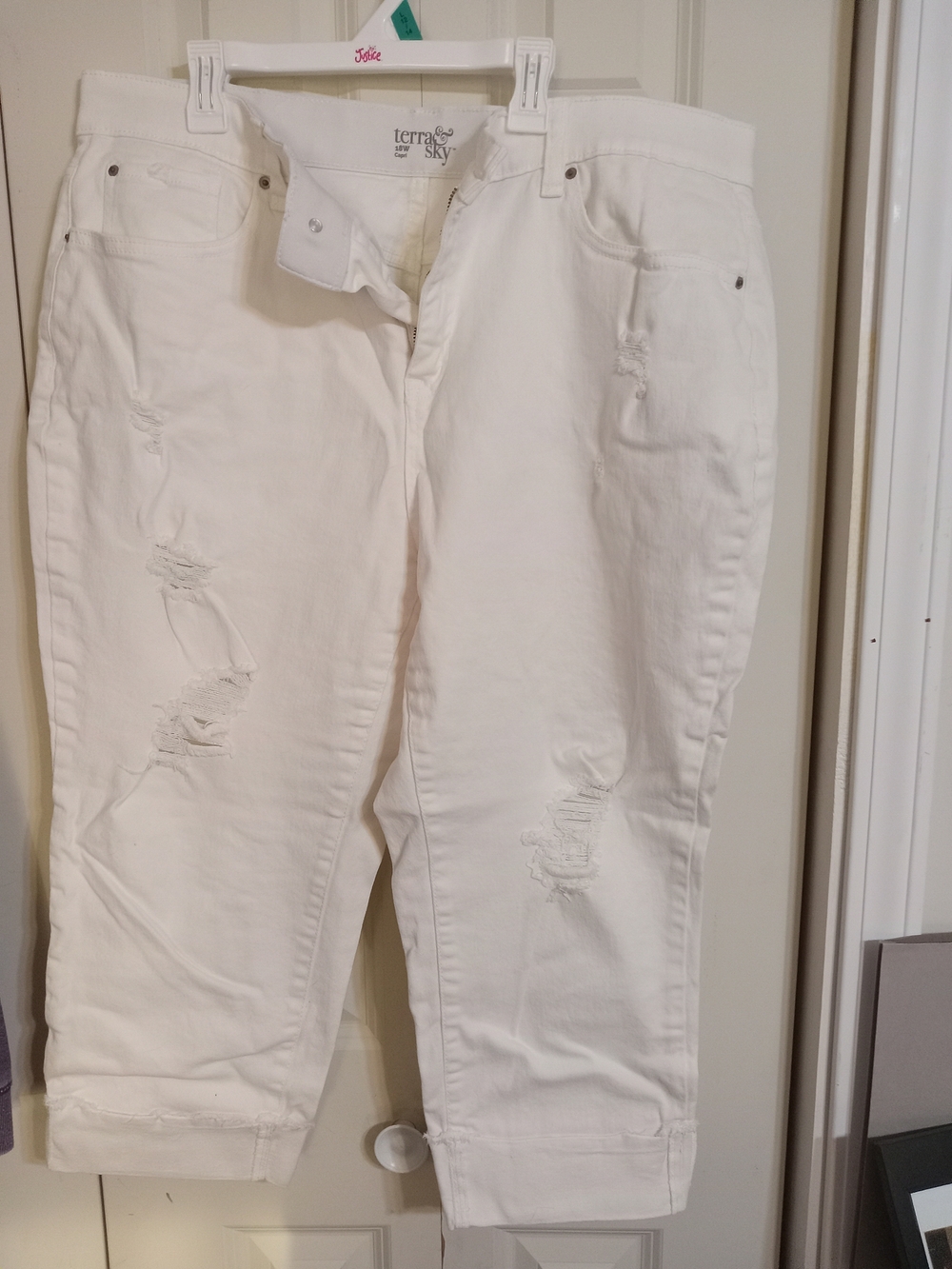 Terra & Sky White Distressed Cropped Capris